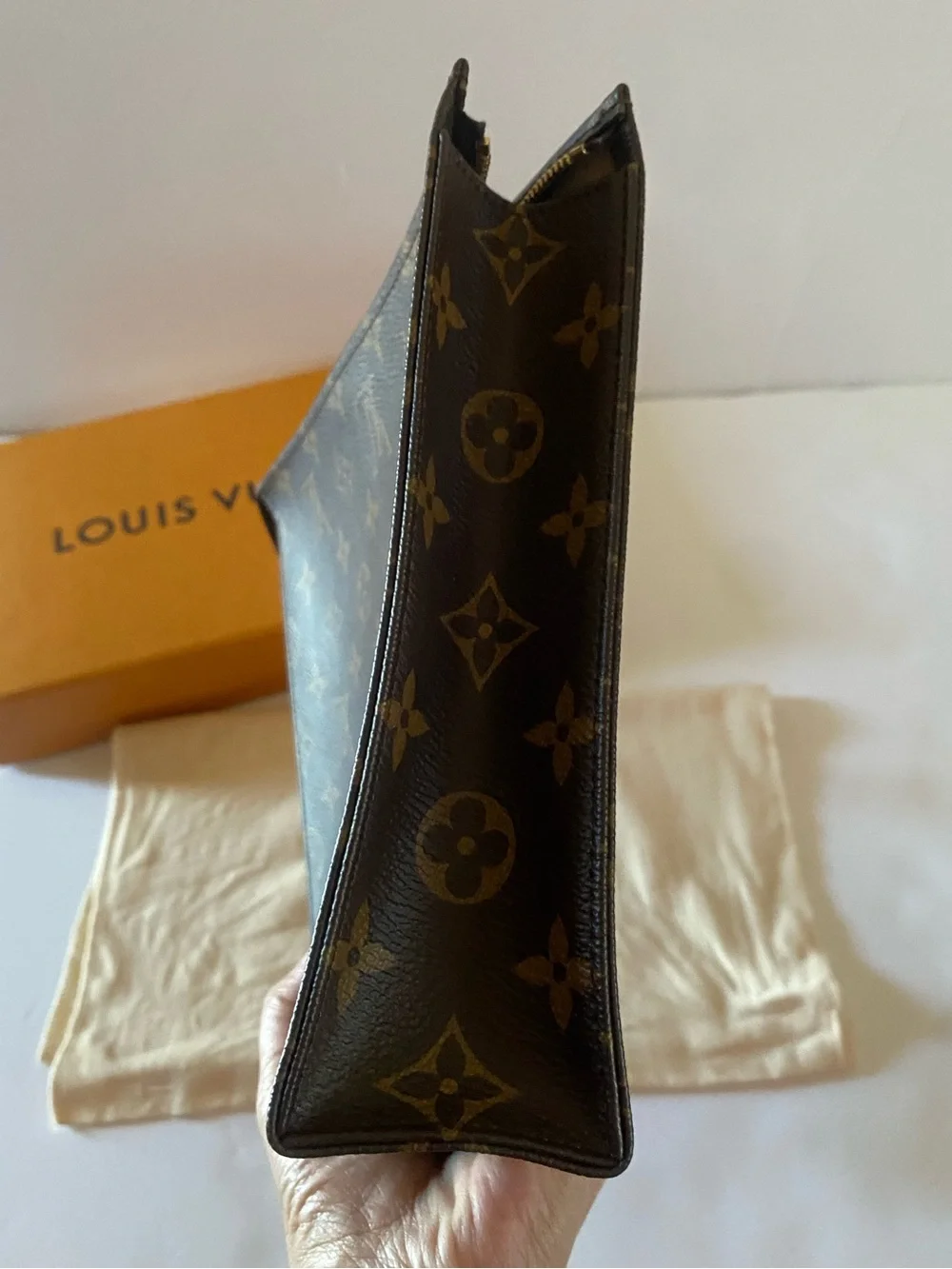 Louis Vuitton toiletry 26